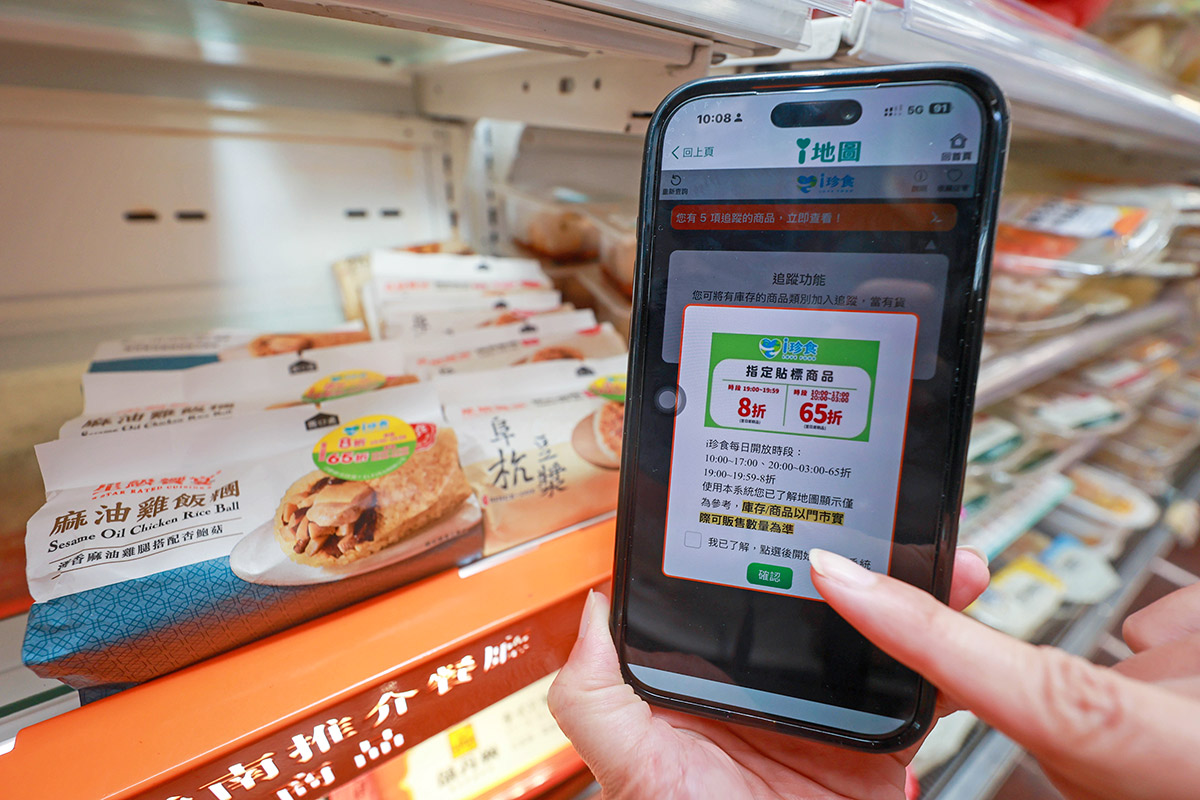 不少民眾會鎖定「ｉ地圖」，尋找附近的門市據點，了解各家「ｉ珍食」銷售狀況再前往購買。（圖／華子琛攝）