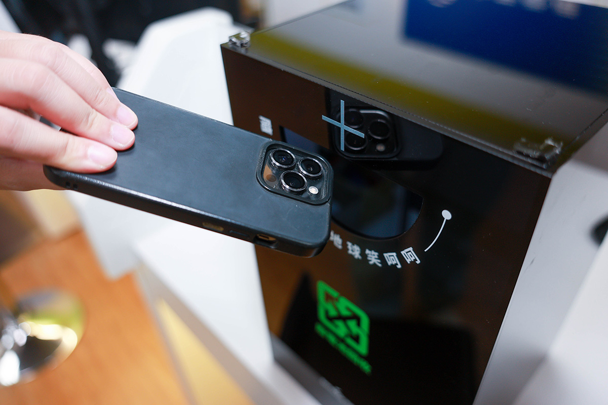 神腦國際門市設置3C回收箱，超過10年以上的手機會直接進回收箱回收。（圖／華子琛攝）