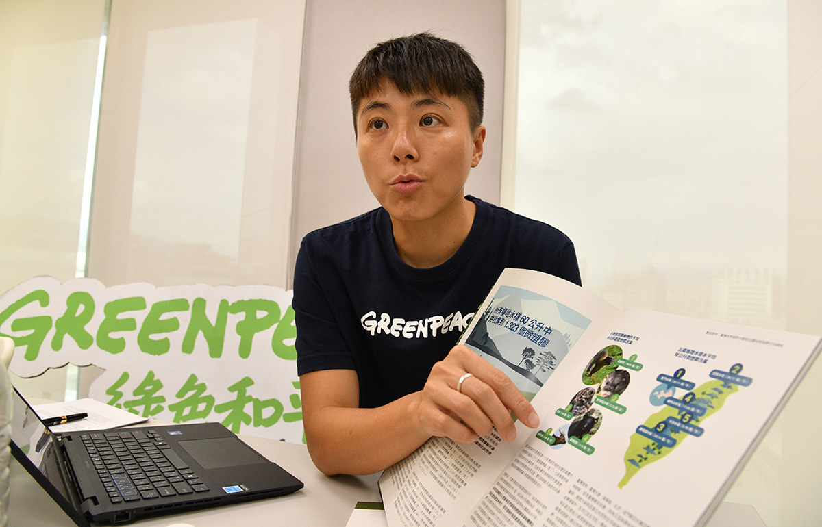 綠色和平減塑專案主任張凱婷指著台灣地圖說,即使保育區人煙罕至,動物體內仍遭塑膠入侵。
